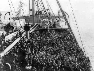 Immigrati italiani in nave prima dell'arrivo a New York

